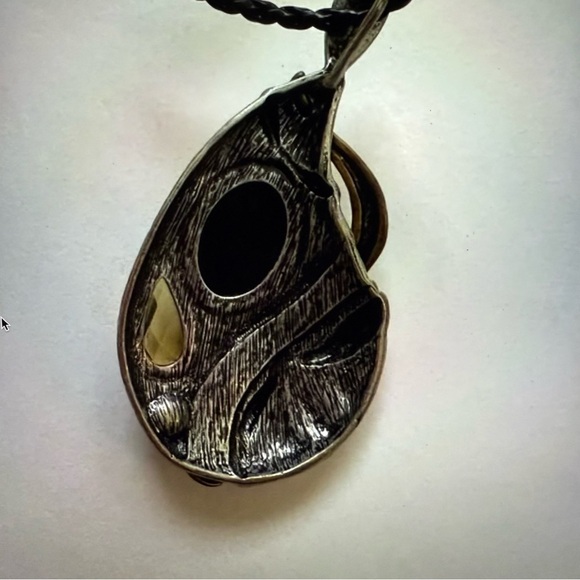 Elegant Silver gold and Black Pendant Necklace - Picture 3 of 6